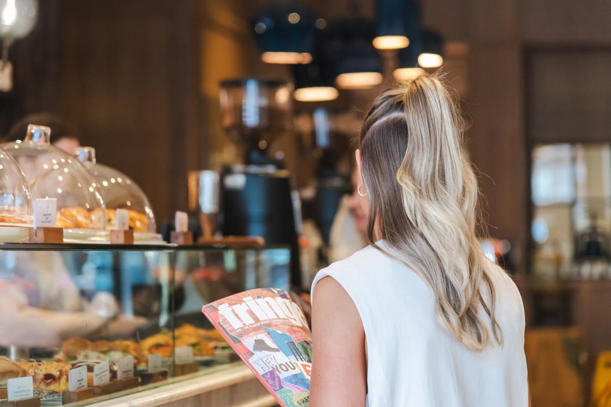 فندق إنتركونتيننتال إدنبرة ذا جورج المظهر الخارجي الصورة A woman ordering from a menu