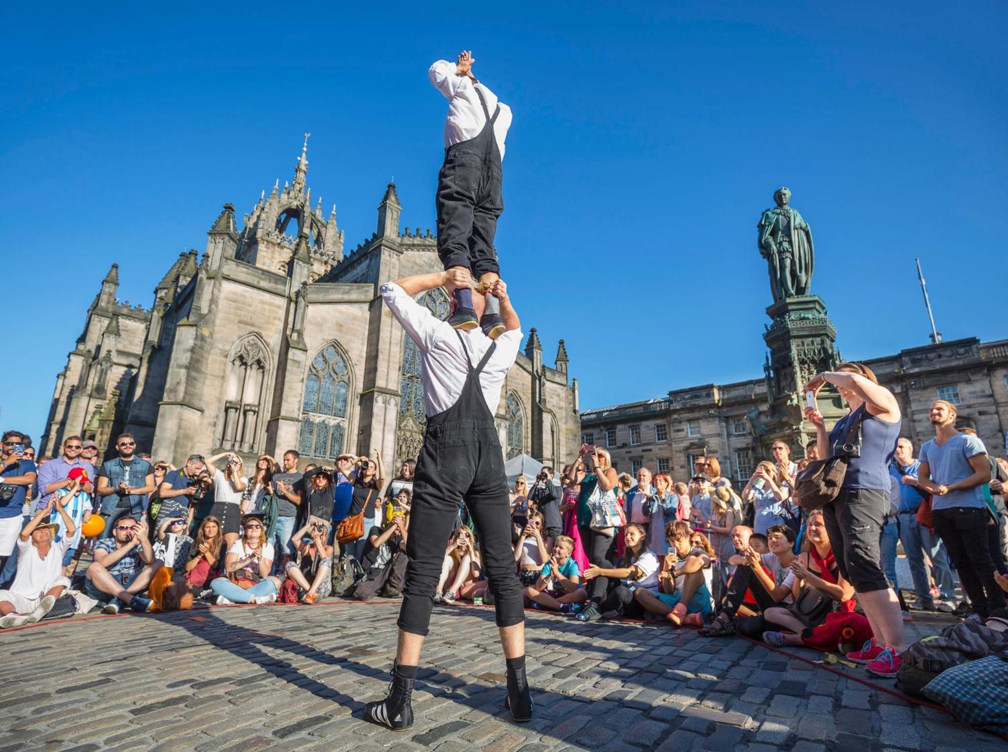 فندق إنتركونتيننتال إدنبرة ذا جورج المظهر الخارجي الصورة Street performers on the Royal Mile