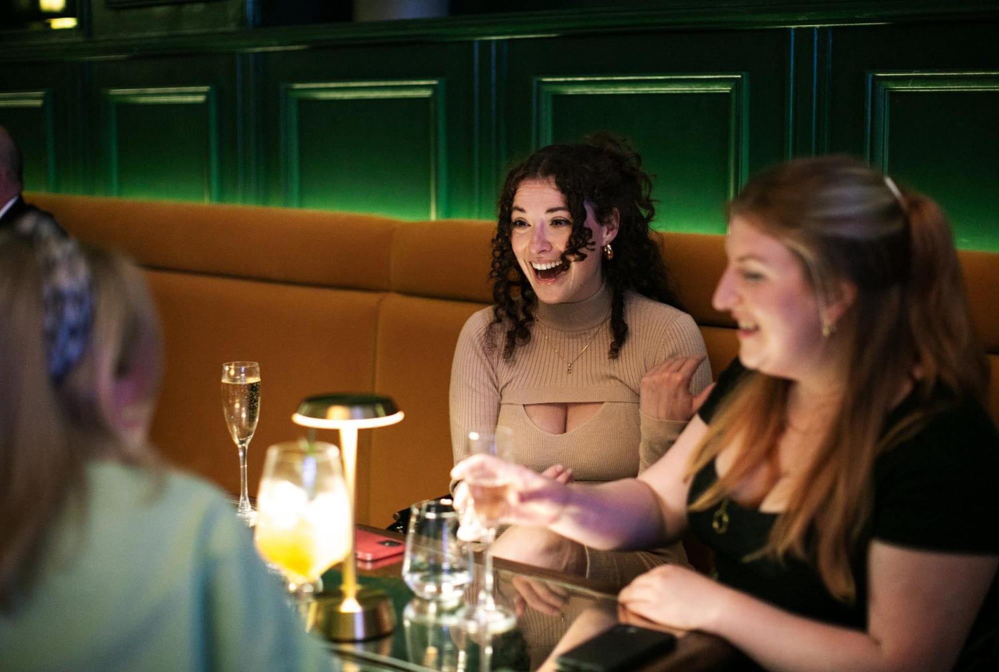 فندق إنتركونتيننتال إدنبرة ذا جورج المظهر الخارجي الصورة A group of friends at a bar
