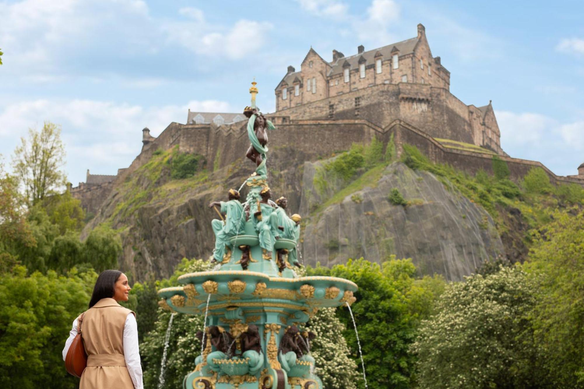 فندق إنتركونتيننتال إدنبرة ذا جورج المظهر الخارجي الصورة Fountain at Edinburgh Castle
