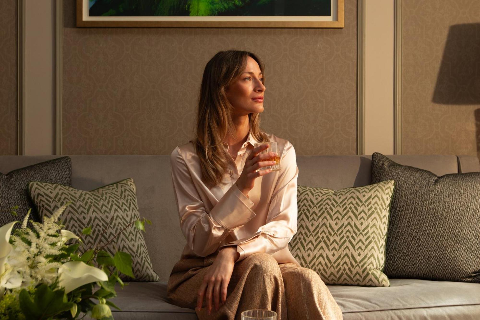 فندق إنتركونتيننتال إدنبرة ذا جورج المظهر الخارجي الصورة A woman wearing a silk shirt