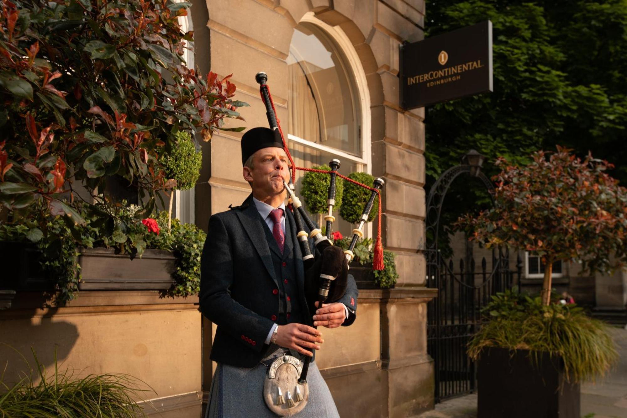 فندق إنتركونتيننتال إدنبرة ذا جورج المظهر الخارجي الصورة Piper at the entrance of the hotel
